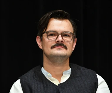 Gwiazdorska obsada ekranizacji się powiększa. Polacy uwielbiają go oglądać