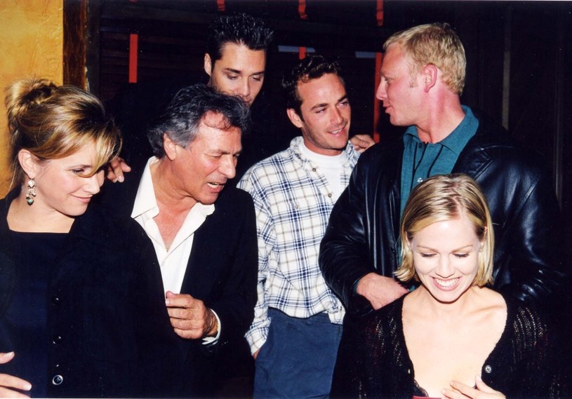 Gwiazdy "Beverly Hills 90210" w 1998 roku (Joe E. Tata drugi z lewej) /Jeff Kravitz/FilmMagic, Inc /Getty Images