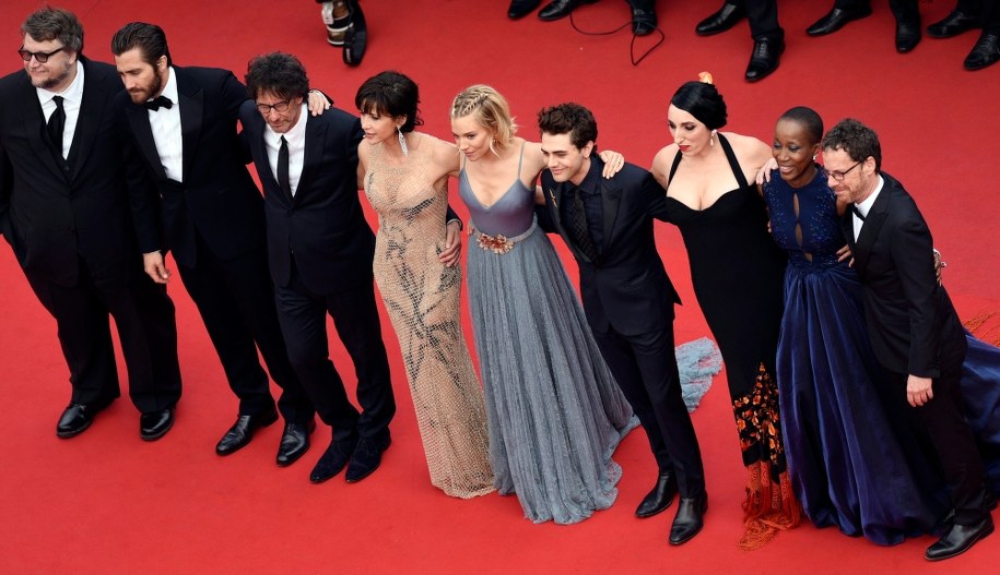 Gwiazdy na czerwonym dywanie w Cannes /FRANCK ROBICHON /PAP/EPA