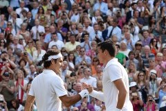 Gwiazdy obserwują zmagania na korcie