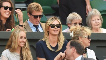 Gwiazdy obserwują zmagania na korcie