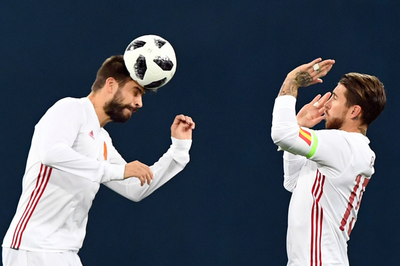 Gwiazdy reprezentacji Hiszpanii - Sergio Ramos (z prawej) i Gerard Pique /AFP