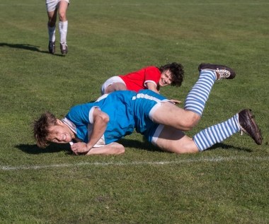"'Gwiazdy' to niezwykle ciekawe tło obyczajowo-historyczne związane z przełomem lat 60. i 70., ale przede wszystkim z klimatem i realiami ówczesnego środowiska piłkarskiego. Znakomicie wyszkoleni, grający na światowym poziomie 'amatorscy' piłkarze walczą o zaszczyt gry z polskim orłem na piersi. Są szczęśliwi i dumni z każdego zwycięstwa i każdego zdobytego gola. Z drugiej strony są inwigilowani przez Służbę Bezpieczeństwa..." - mówi Kidawa-Błoński.