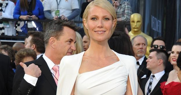 Gwyneth Paltrow w białej sukni Toma Forda podczas rozdania Oscarów w 2011 roku /AFP