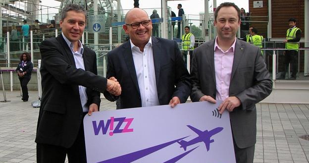 György Abrán (Wizz Air), Piotr Czarnecki i Marcin Chruściel (Raiffeisen Polbank) podczas prezentacji /INTERIA.PL