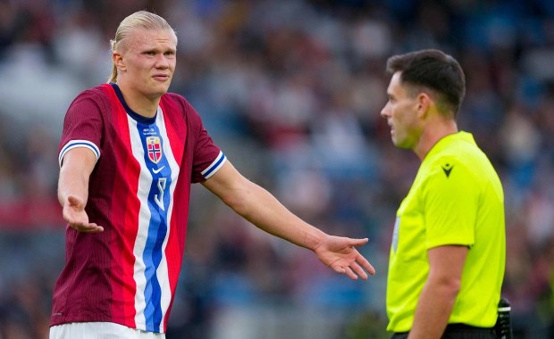 Haaland uderzony klapą luku bagażowego. Piłkarz zalał się krwią