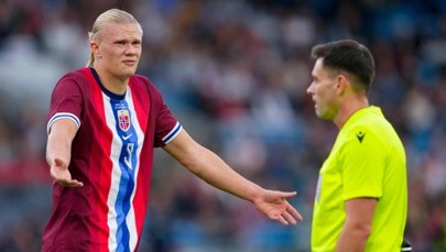 Haaland uderzony klapą luku bagażowego. Piłkarz zalał się krwią