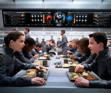 Hailee Steinfeld i Asa Butterfield w scenie z filmu "Gra Endera"