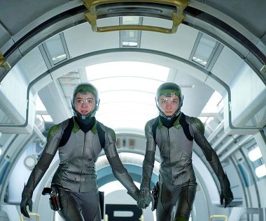 Hailee Steinfeld i Asa Butterfield w scenie z filmu "Gra Endera"