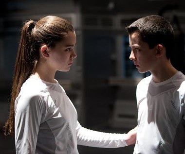 Hailee Steinfeld i Asa Butterfield w scenie z filmu "Gra Endera"