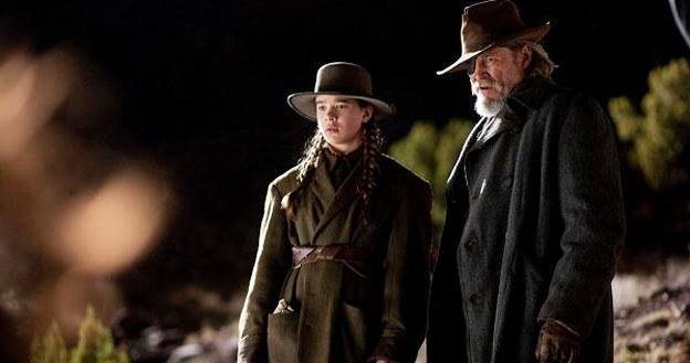 Hailee Steinfeld i Jeff Bridges w filmie "Prawdziwe męstwo" /materiały dystrybutora