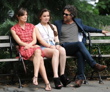 Hailee Steinfeld mądrze dobiera role, ograniczając się wyłącznie do tych, które stanowią dla niej wyzwanie i nie kolidują zbyt mocno z normalnym życiem nastolatki. W filmie "Zacznijmy od nowa" (2013) pojawiła się na ekranie u boku Marka Ruffalo.  

Lekcje gry na gitarze były niezbędne do wiarygodnego stworzenia postaci Violet, zbuntowanej, nastoletniej córki Dana (Ruffalo), której stosunki z ojcem poprawiają się dzięki przyjaźni z Grettą (Keira Knightley). "Muzyka jest bardzo ważnym elementem tego filmu" – mówi Steinfeld. – "Jest to też bardzo ważna rzecz w moim życiu, co bardzo mi pomogło w pracy nad rolą. Muzyka to po prostu coś wspaniałego"- przyznała aktorka.