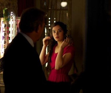 Hailee Steinfeld w scenie z filmu "72 godziny"