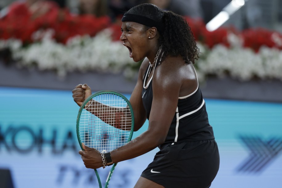 Hailey Baptiste triumfuje po pokonaniu Aryny Sabalenki /JUANJO MARTIN /PAP/EPA