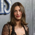 Hailey Bieber Hailey Bieber poszła na całość. Prześwitująca suknia sporo odsłoniła