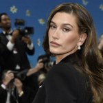 Hailey Bieber w luźnej jesiennej stylizacji. Butelkowa zieleń to wciąż hit 