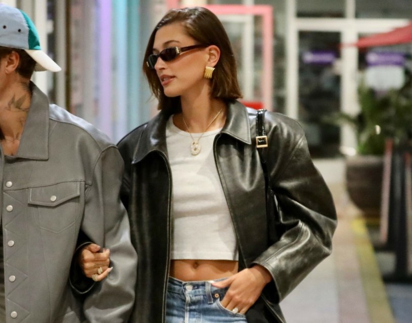Hailey Bieber w modnej, jesiennej stylizacji 