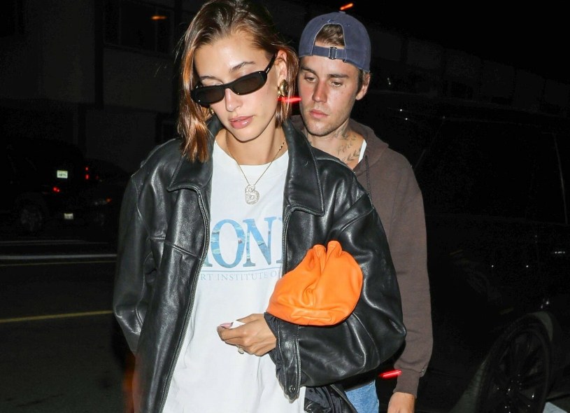 Hailey Bieber w najmodniejszej kurtce na jesień 