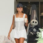 Hailey Bieber w trzech najmodniejszych sukienkach na wiosnę i lato. Zachwycająca 