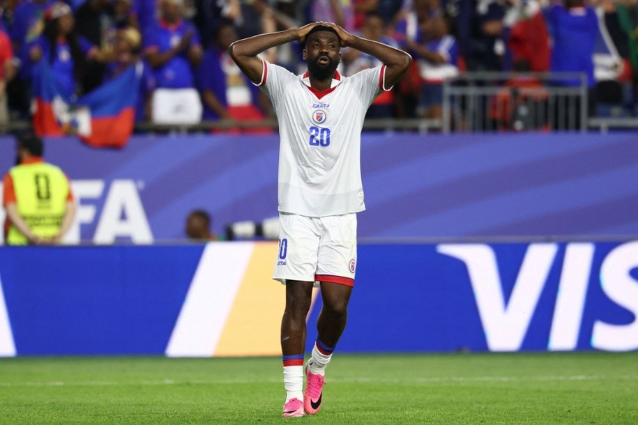 Haitańczyk Frantzdy Pierrot podczas meczu mundialu ze Szkocją /FRANCK FIFE /AFP/EAST NEWS