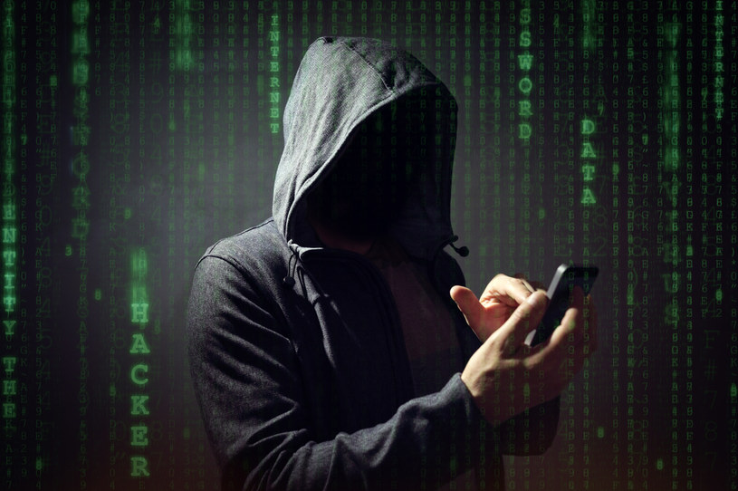 Haker może uzyskać dostęp do plików na telefonie /123RF/PICSEL