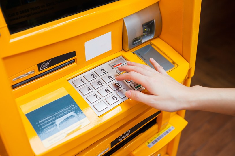 Hakerzy, zwłaszcza w obszarach turystycznych, są znani z podłączania w bankomatach specjalnych skanerów danych uwierzytelniających karty kredytowe /123RF/PICSEL