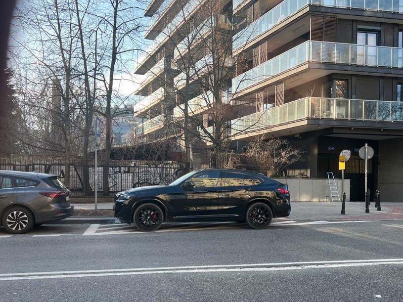 Hakiel zaparkował swoim BMW w miejscu niedozwolonym /pomponik.pl