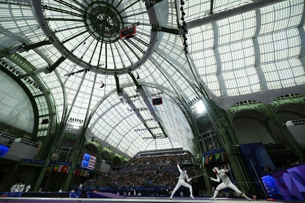 Hala Grand Palais, w której odbywają się zawody szermierki. /FABRICE COFFRINI/AFP/East News /AFP