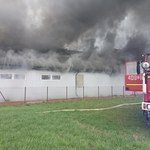 Hala malarska stanęła w płomieniach. Strażacy w akcji