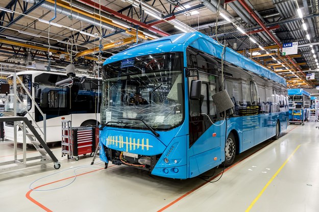 Hala produkcyjna w największej europejskiej fabryce autobusów Volvo we Wrocławiu / 	Maciej Kulczyński    /PAP