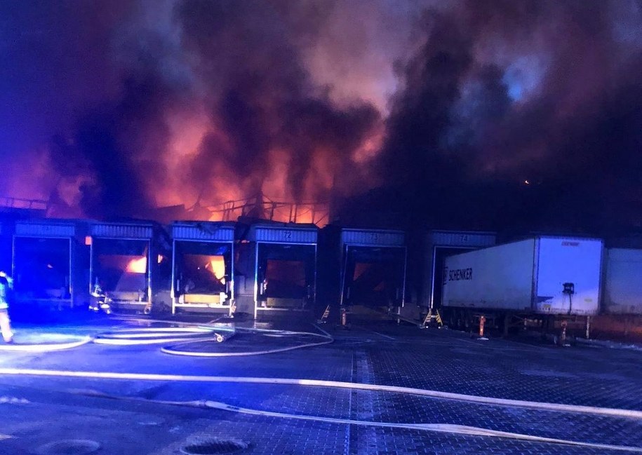 Hala w Tarnowie Podgórnym w niedzielę stanęła w ogniu /KW PSP POZNAŃ