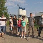 Hałaśliwa fabryka peletu w Stanowicach. Ludzie montują podwójne okna 