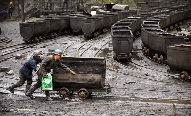 Hałdy rosną, ceny węgla ani drgną /AFP