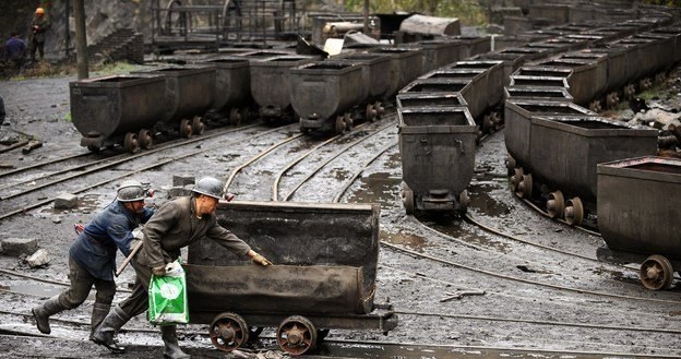 Hałdy rosną, ceny węgla ani drgną /AFP