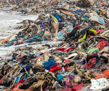 Hałdy ubrań zalegają na plaży w Ghanie! Przybyły tu z Europy 