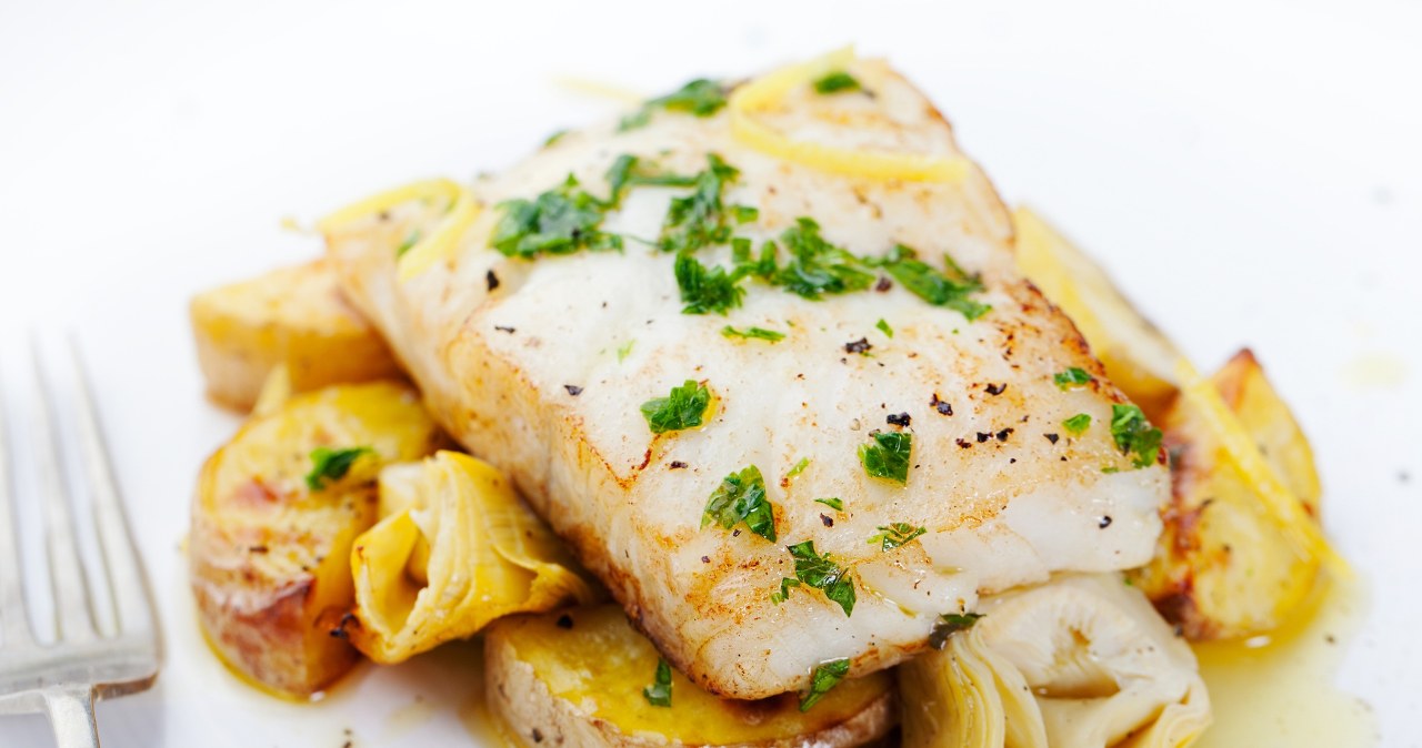 Halibut należy do chudych ryb. Jest cennym źródłem omega-3, witaminy B12 czy selenu /123RF/PICSEL