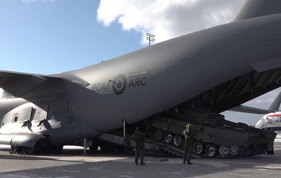 Halifax. Załadunek kanadyjskiego leoparda (fot. @AnitaAnandMP) /Twitter