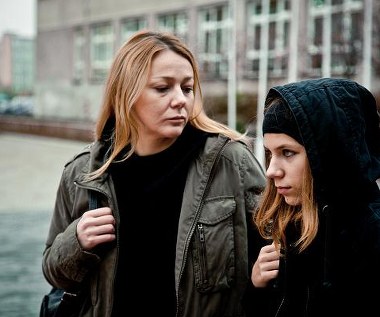 Halina (Kwiatkowska) to skromna kasjerka w sieci handlowej Motylek, która marzy o zapewnieniu lepszego życia dla siebie i swojej 13 letniej, uzdolnionej informatycznie, córeczki Misi (Julia Czuraj).