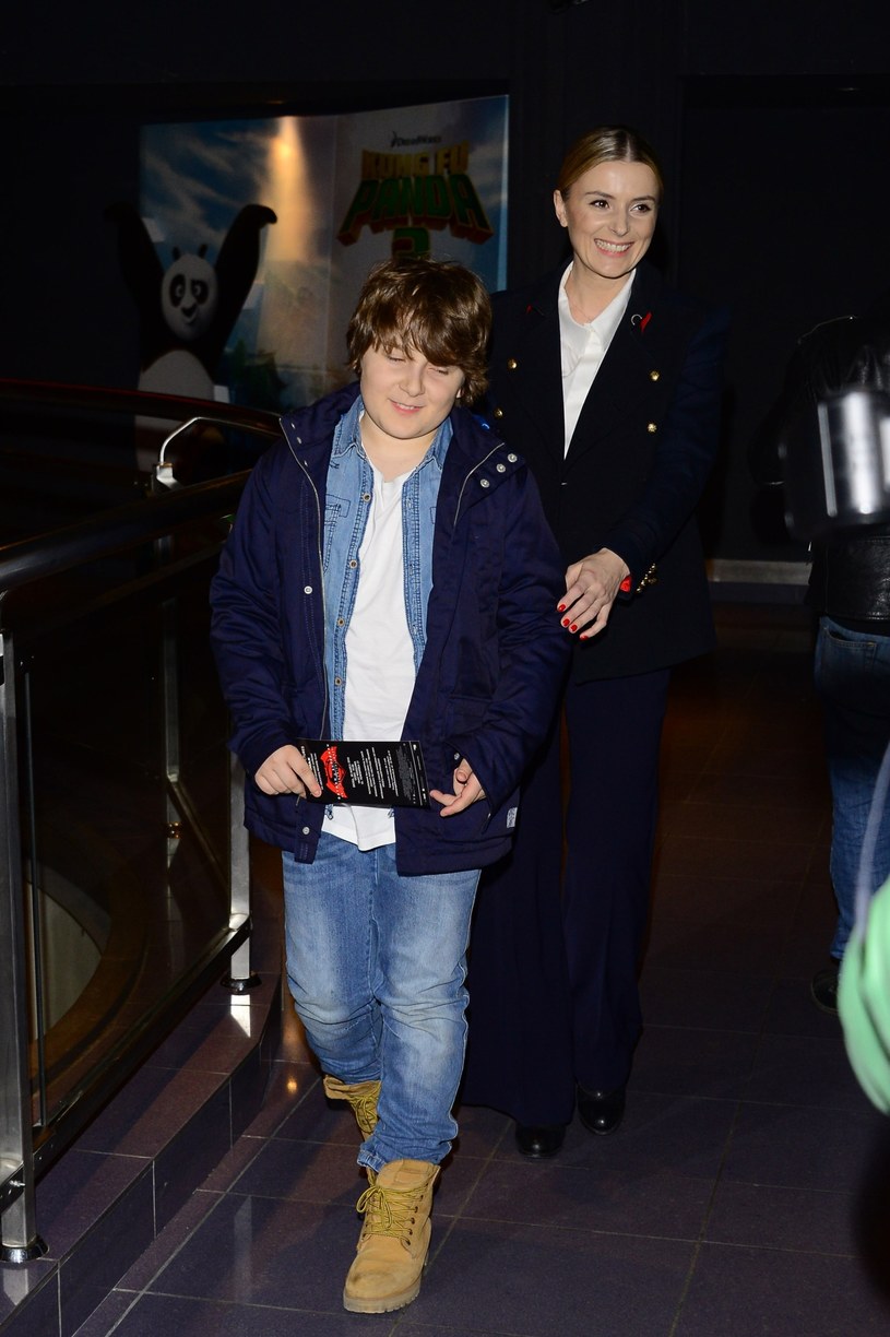 Halina Mlynkova pozowała z synem na premierze filmu "Batman" /Radosław Nawrocki /Agencja FORUM