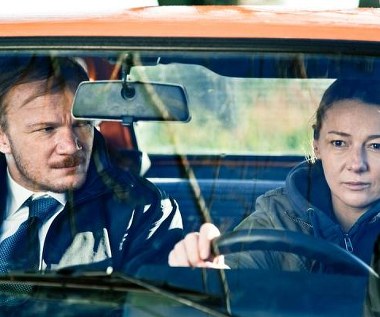 Halina wdaje się z romans ze swoim żonatym przełożonym Erykiem (Eryk Lubos). I coraz bardziej nadużywa swoich kompetencji. W wyniku jej zaniedbań podczas trwającej 24 godziny nocnej inwentaryzacji dochodzi do nieszczęśliwego zdarzenia