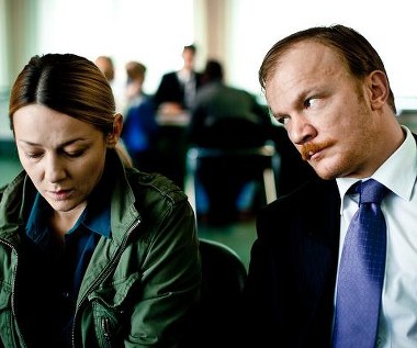 Halina z dnia na dzień zostaje wyrzucona z pracy. Traci wszystko, przyjaciół, pieniądze, mieszkanie. Zostaje sama. Na domiar złego dowiaduje się, że Misia w ogóle przestała chodzić do szkoły i wpadła w złe towarzystwo.