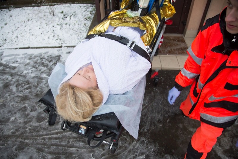 Halinka zjawi się na osiedlu akurat w chwili, gdy Zimińska będzie wynoszona na noszach do ambulansu /Agencja W. Impact
