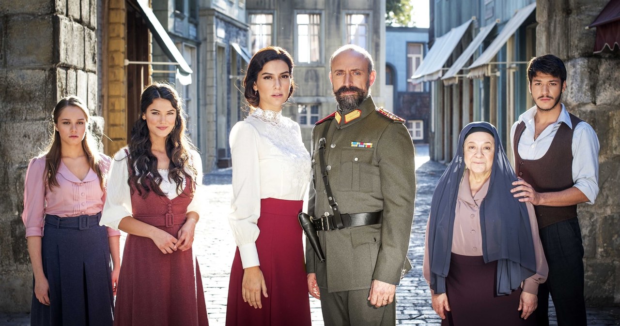 Halit Ergenç i Bergüzar Korel jako Cevdet i Azize w "Zranionej miłości". Inaczej mówiąc, są małżonkami nie tylko w życiu, ale i na ekranie /Kurier TV