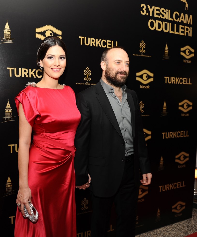 Halitowi na ekranie towarzyszyć będzie jego piękna żona i koleżanka po fachu, Bergüzar Korel /ANADOLU AGENCY /Getty Images
