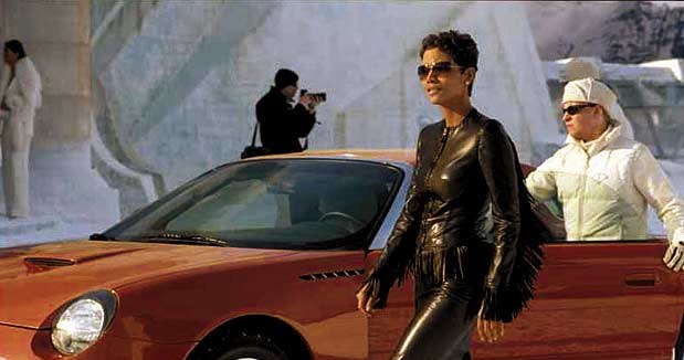 Halle Berry i jej filmowy Thunderbird (kliknij) /INTERIA.PL