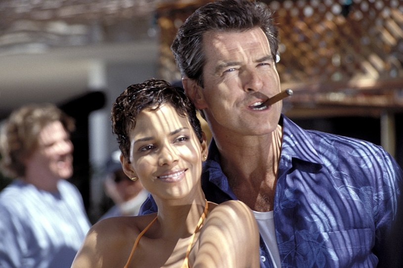 Halle Berry i Pierce Brosnan na planie filmu "Śmierć nadejdzie jutro" /East News /East News