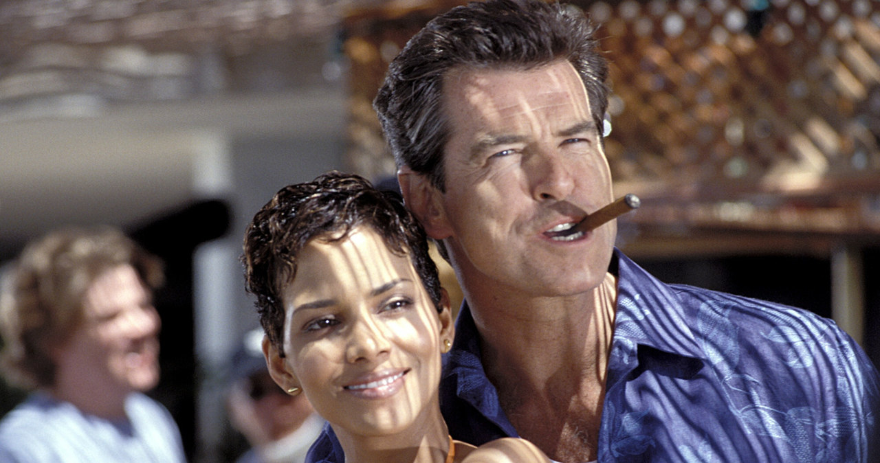 Halle Berry i Pierce Brosnan na planie filmu "Śmierć nadejdzie jutro" /East News /East News