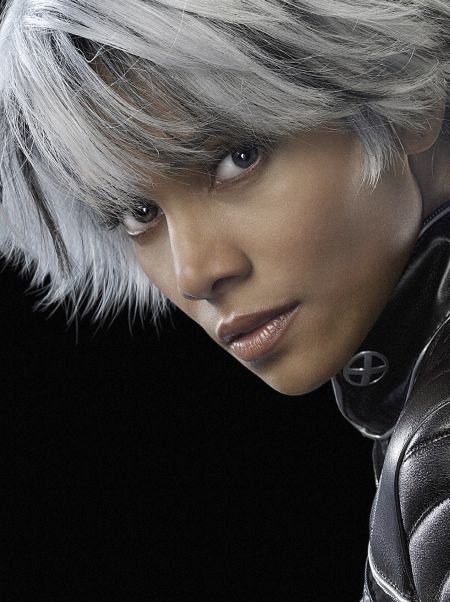 Halle Berry jako Storm na plakacie filmu "X-Men: Ostatni Bastion" /materiały dystrybutora