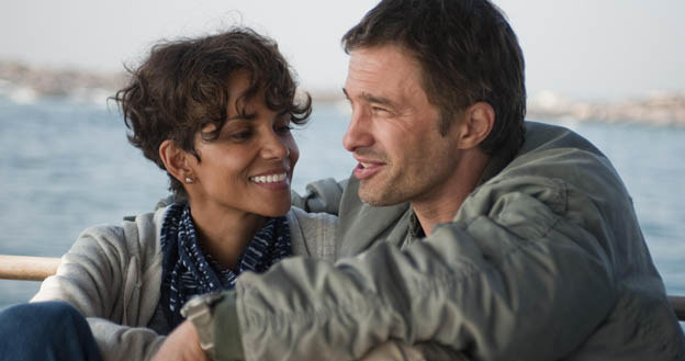 Halle Berry zagrała w "Śmiertelnej głębi" ze swym ukochanym - Olivierem Martinezem /materiały dystrybutora