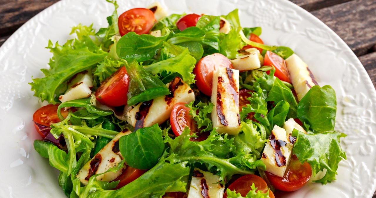 Halloumi sprawdzi się jako dodatek do sałątek, kanapek czy burgerów /123RF/PICSEL